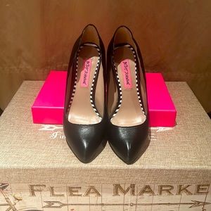 Betsy Johnson Raciee1W Black Leather Wide Width sz 6.5